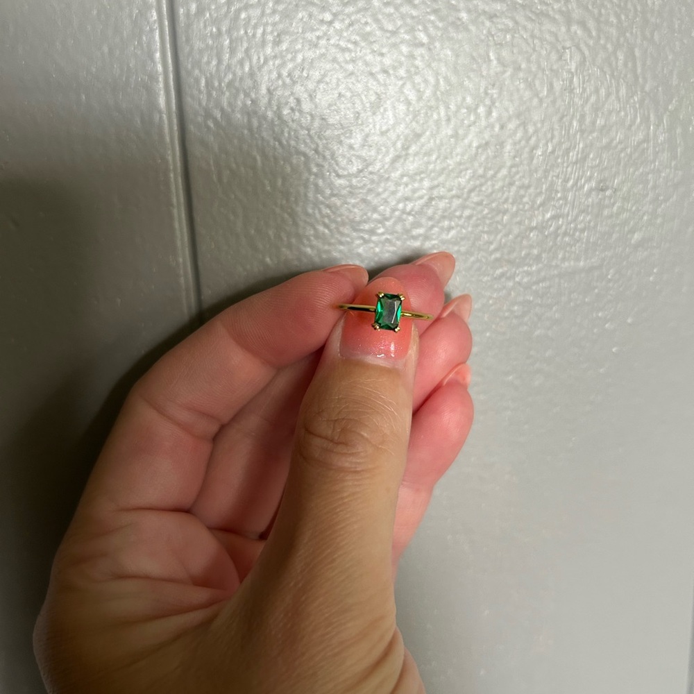 Elegant Green Gemstone Gold Ring